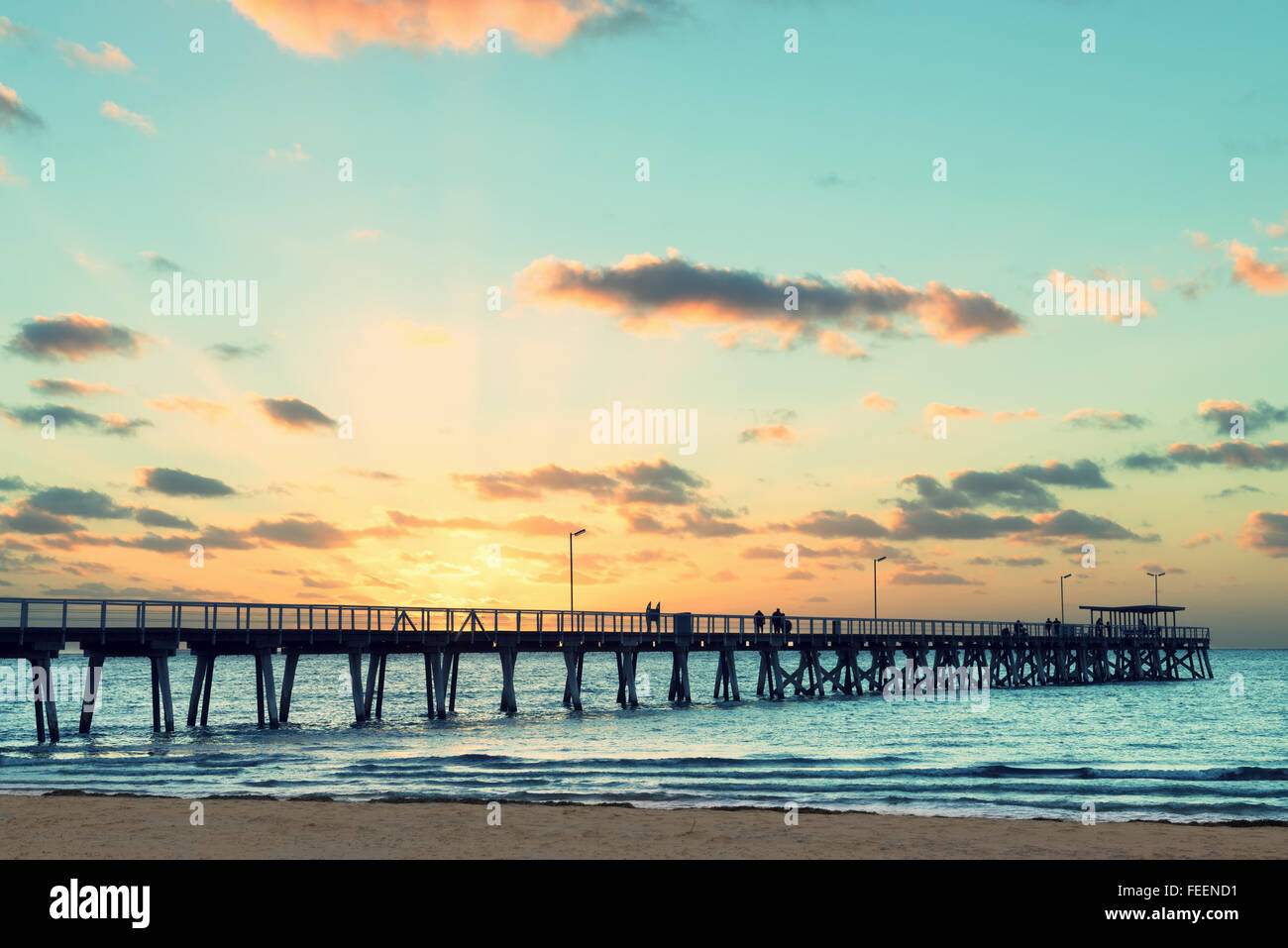 Bel tramonto a Grange Jetty Adelaide Australia con persone sagome Foto Stock