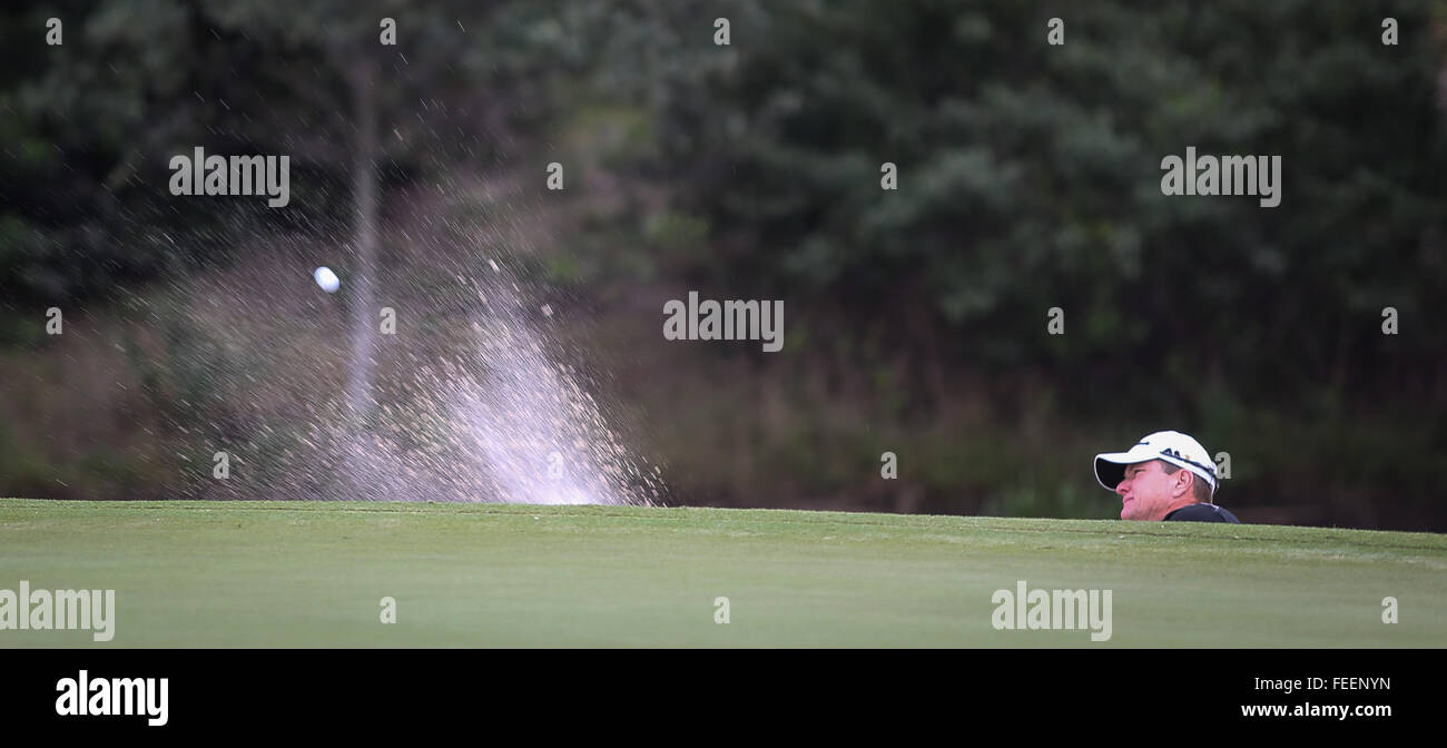 Florida, Stati Uniti d'America. 5 febbraio, 2016. Scott Verplank trucioli al di fuori della trappola di sabbia sul 8° verde durante il primo round del campionato di Allianz Venerdì, 5 febbraio 2016 presso la Old Course a rotture di suono. Damon Higgins/Palm Beach post Credito: Damon Higgins/Palm Beach post/ZUMA filo/Alamy Live News Foto Stock