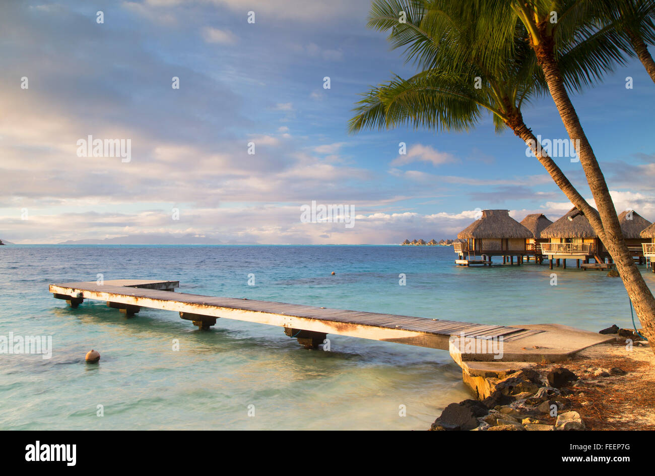 Jetty e bungalow Overwater di Le Maitai Hotel, Bora Bora, Isole della Società, Polinesia Francese Foto Stock