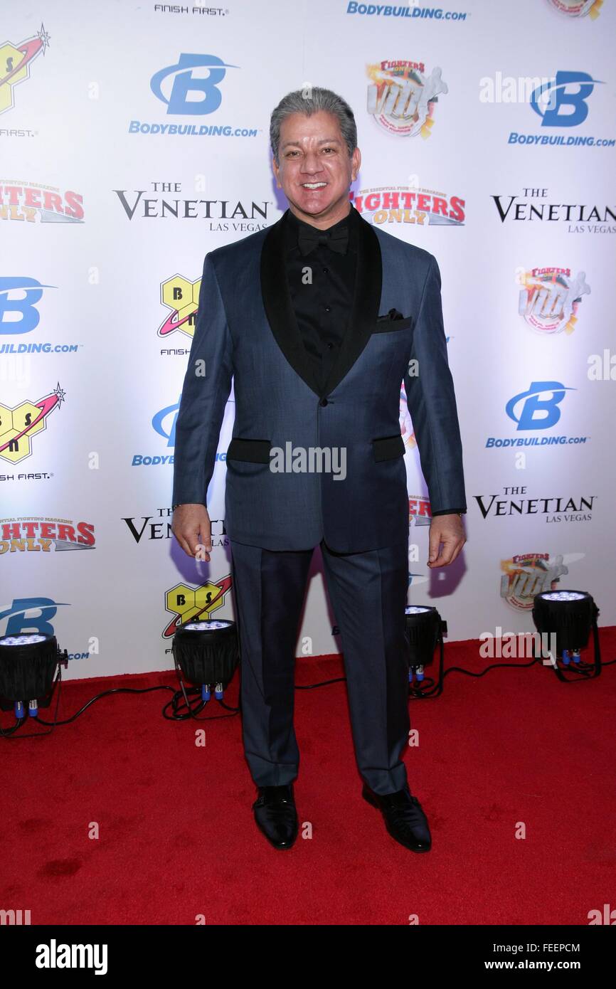 Las Vegas, NV, Stati Uniti d'America. 5 febbraio, 2016. Bruce Buffer ad arrivi per 8 combattenti annuale unico mondo di Mixed Martial Arts MMA Awards, il Palazzo atrio a cascata e giardini, Las Vegas, NV Febbraio 5, 2016. Credito: James Atoa/Everett raccolta/Alamy Live News Foto Stock