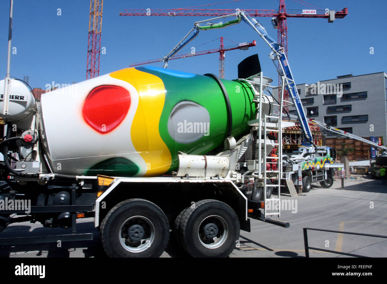 Betoniera camion, cantiere miscelazione nuovo edificio calcestruzzo, Praga Repubblica Ceca Foto Stock