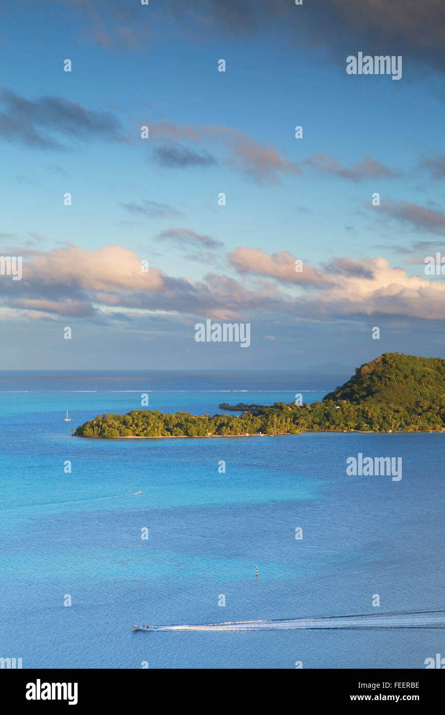 Vista di Motu Toopua, Bora Bora, Isole della Società, Polinesia Francese Foto Stock