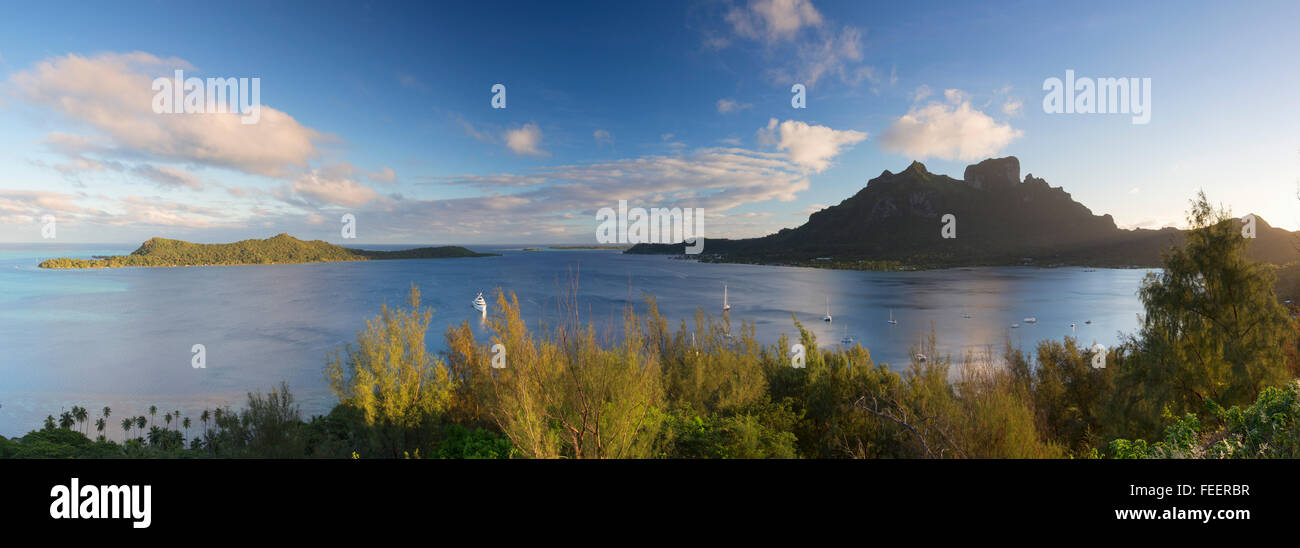 Vista del Monte Otemanu e Motu Toopua, Bora Bora, Isole della Società, Polinesia Francese Foto Stock