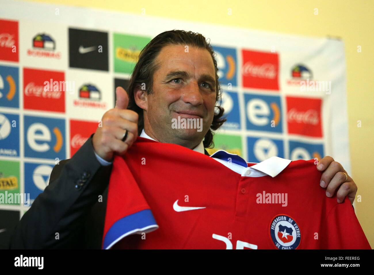 Santiago del Cile. 5 febbraio, 2016. Immagine fornita da Associazione Nazionale di calcio professionale (ANFP, per il suo acronimo in spagnolo) del Cile mostra la nuova squadra nazionale pullman, argentino Juan Antonio Pizzi tenendo un team nazionale jersey durante una conferenza stampa presso la sede di ANFP, a Santiago, capitale del Cile, il 5 febbraio, 2016. © ANFP/Xinhua/Alamy Live News Foto Stock