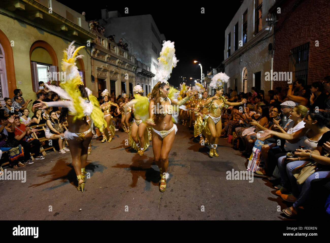 Montevideo, Uruguay. 5 febbraio, 2016. Ballerini di una troupe prendere parte alla seconda notte di chiamate Parade, come parte del carnevale uruguaiano, svoltasi in Carlos Gardel e Isla Flores strade di Montevideo, capitale dell'Uruguay, il 5 febbraio, 2016. La parte superiore del afrodescendant comunità uruguayano, festeggiare il proprio sessantesimo anniversario con due parate, il giovedì e il venerdì sera, nella tradizionale Sud e Palermo quartieri di Montevideo. Questi cortei sono parte del carnevale uruguaiano. Credito: Nicolas Celaya/Xinhua/Alamy Live News Foto Stock