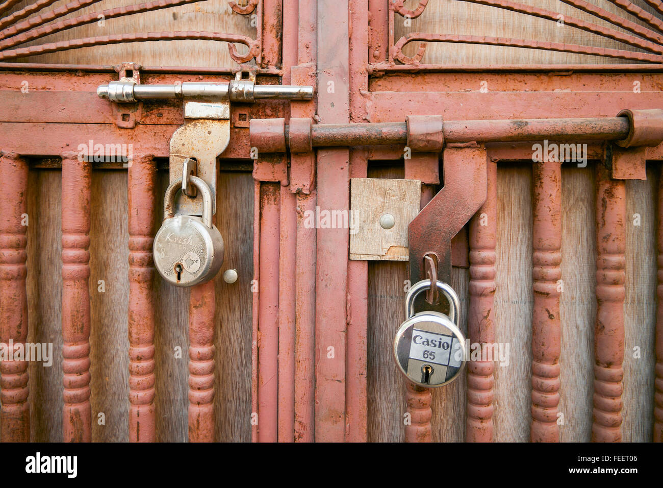 India classic porta con serratura di pad in Golden fort di Jaisalmer. Foto Stock