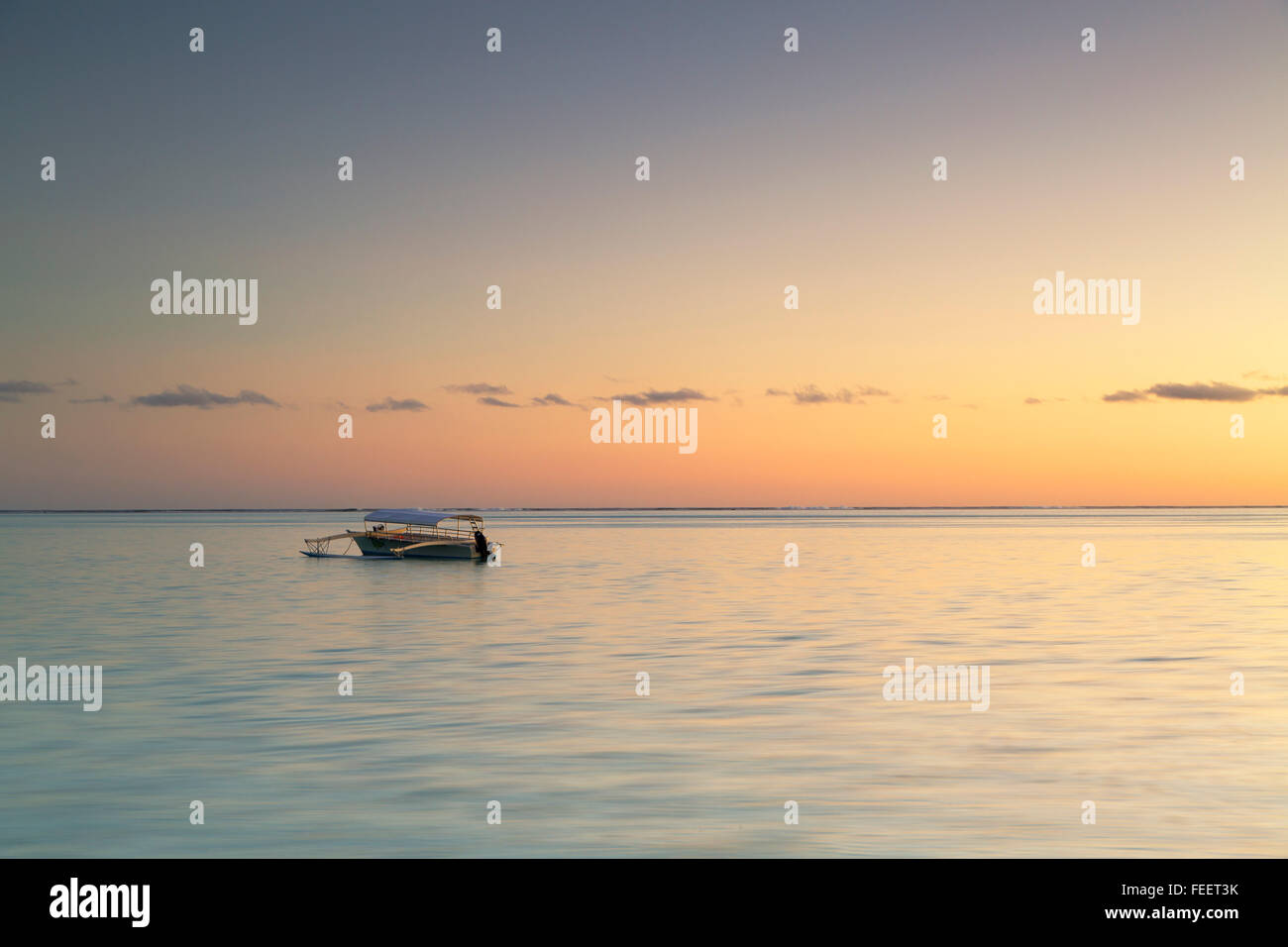 Barca al tramonto, Bora Bora, Isole della Società, Polinesia Francese Foto Stock