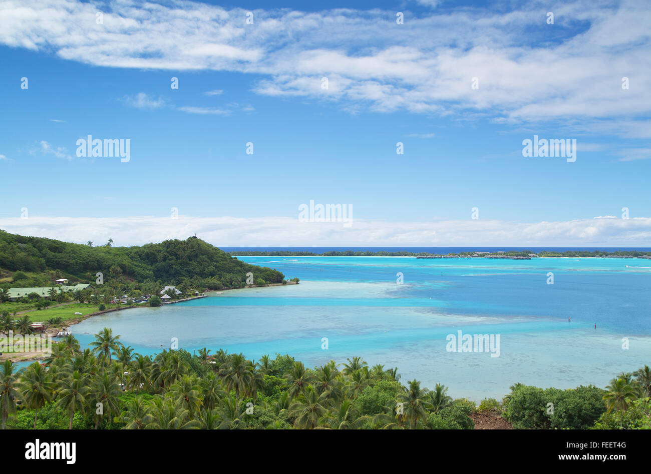Vista della laguna e motu, Bora Bora, Isole della Società, Polinesia Francese Foto Stock