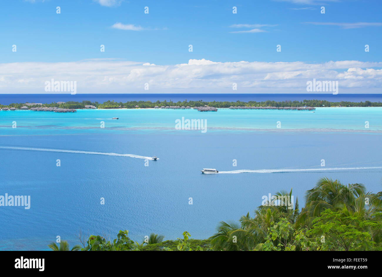 Vista della laguna e motu, Bora Bora, Isole della Società, Polinesia Francese Foto Stock