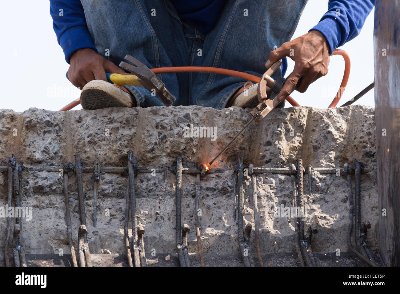 Lavoratore di saldatura metallica in acciaio al sito in costruzione Foto Stock