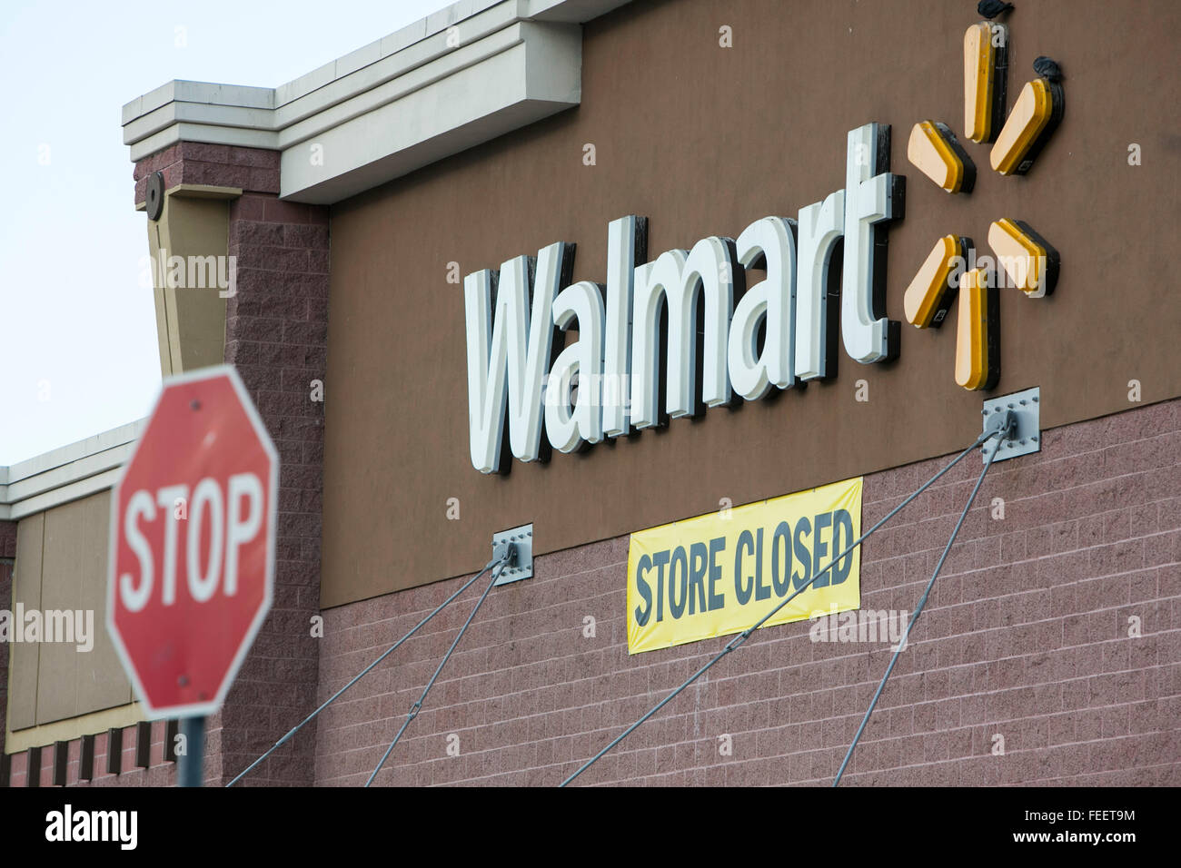 Una chiusa Walmart store retail in Oakland, la California il 23 gennaio 2016. Foto Stock