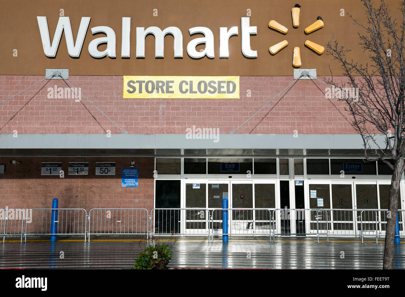 Una chiusa Walmart store retail in Oakland, la California il 23 gennaio 2016. Foto Stock