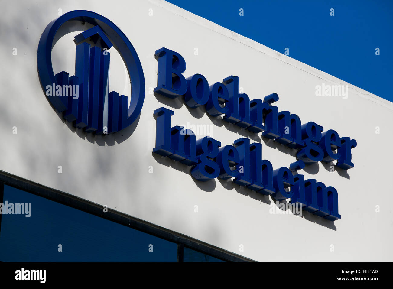 Un segno del logo al di fuori di una struttura occupata dalla Boehringer Ingelheim in Fremont, California il 23 gennaio 2016. Foto Stock