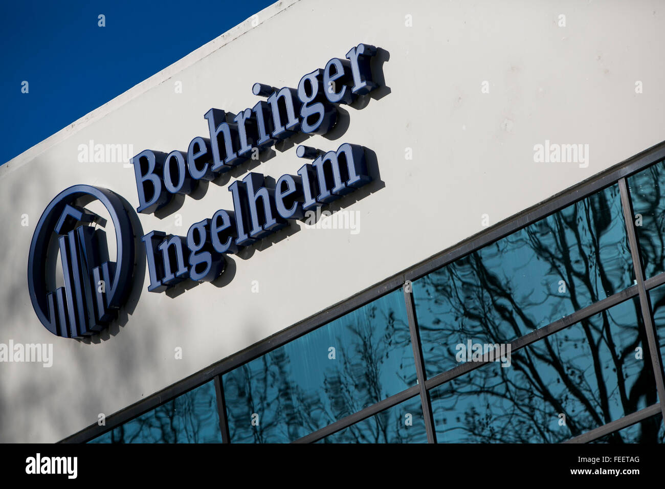 Un segno del logo al di fuori di una struttura occupata dalla Boehringer Ingelheim in Fremont, California il 23 gennaio 2016. Foto Stock