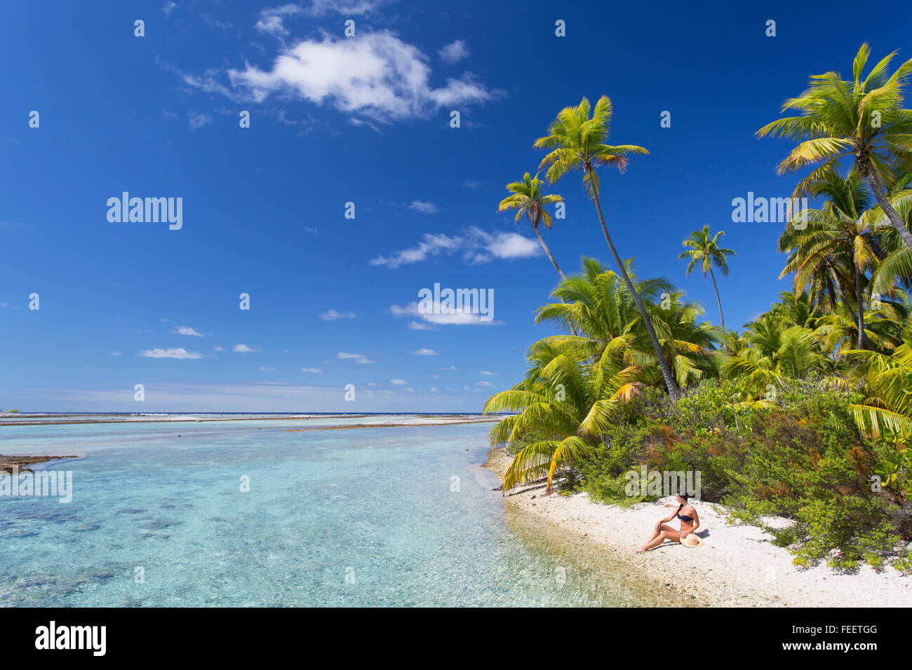 Donna sulla spiaggia, Tetamanu, Fakarava, isole Tuamotu, Polinesia Francese Foto Stock