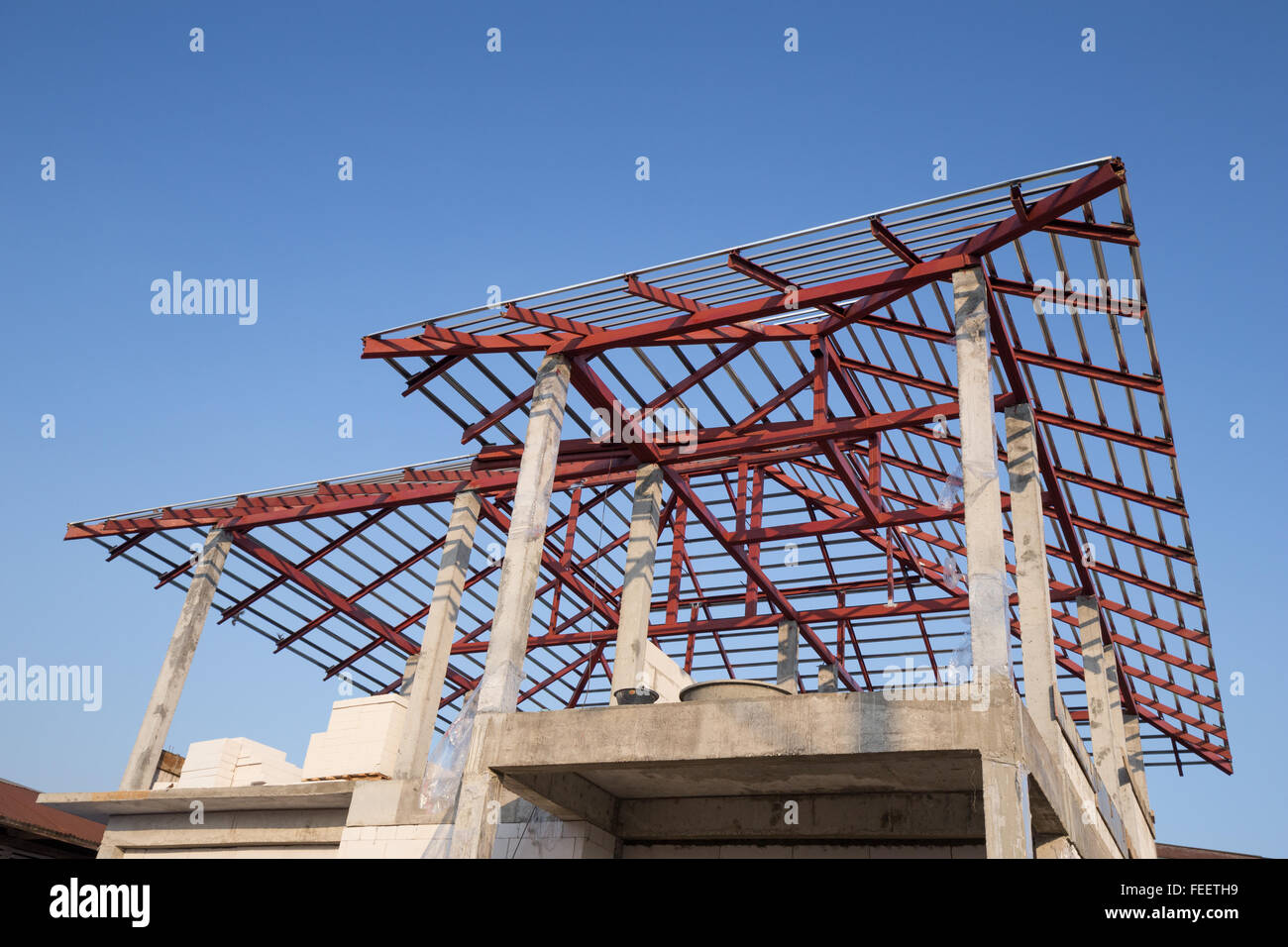 Strutturale trave di acciaio sul tetto di un edificio di costruzione  residenziale con sky Foto stock - Alamy