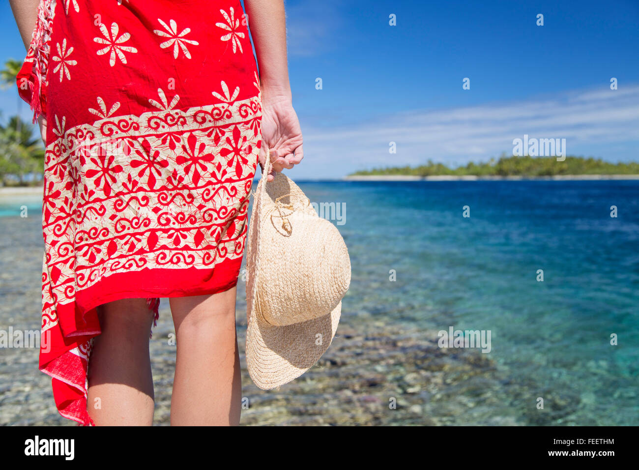 Donna sul molo, Tetamanu, Fakarava, isole Tuamotu, Polinesia Francese Foto Stock
