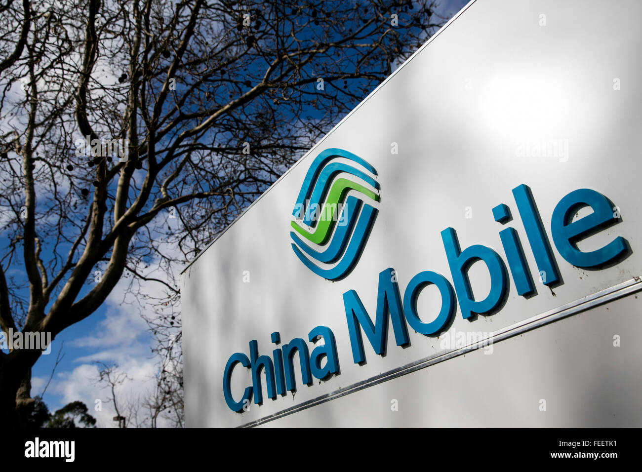 Un segno del logo al di fuori di una struttura occupata da China Mobile a Milpitas, California il 23 gennaio 2016. Foto Stock