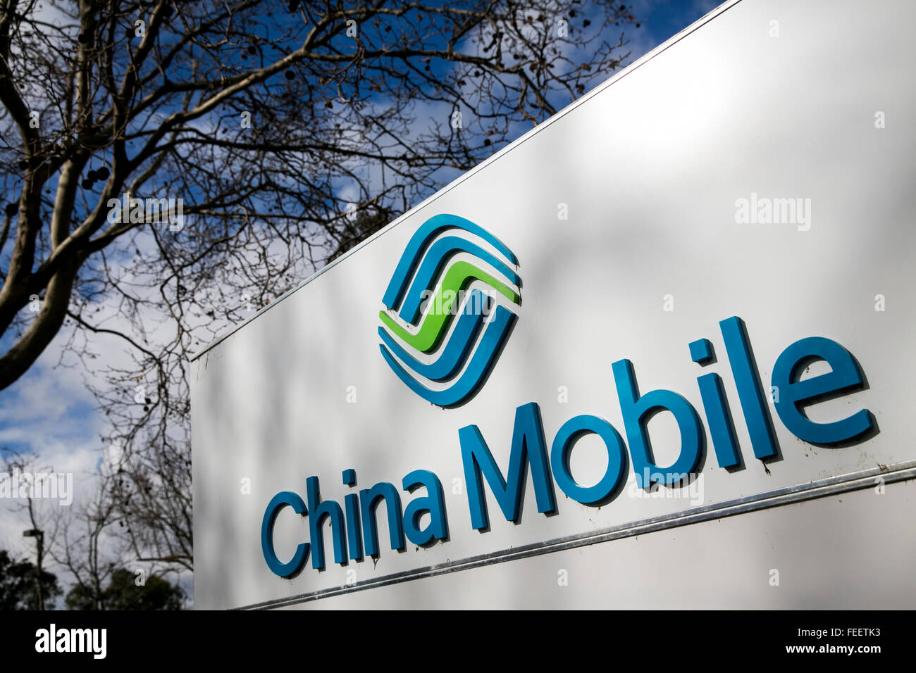 Un segno del logo al di fuori di una struttura occupata da China Mobile a Milpitas, California il 23 gennaio 2016. Foto Stock