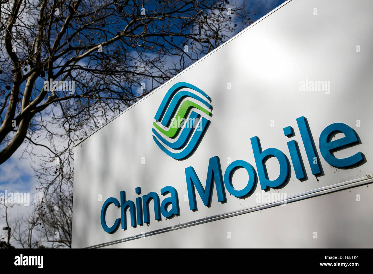 Un segno del logo al di fuori di una struttura occupata da China Mobile a Milpitas, California il 23 gennaio 2016. Foto Stock