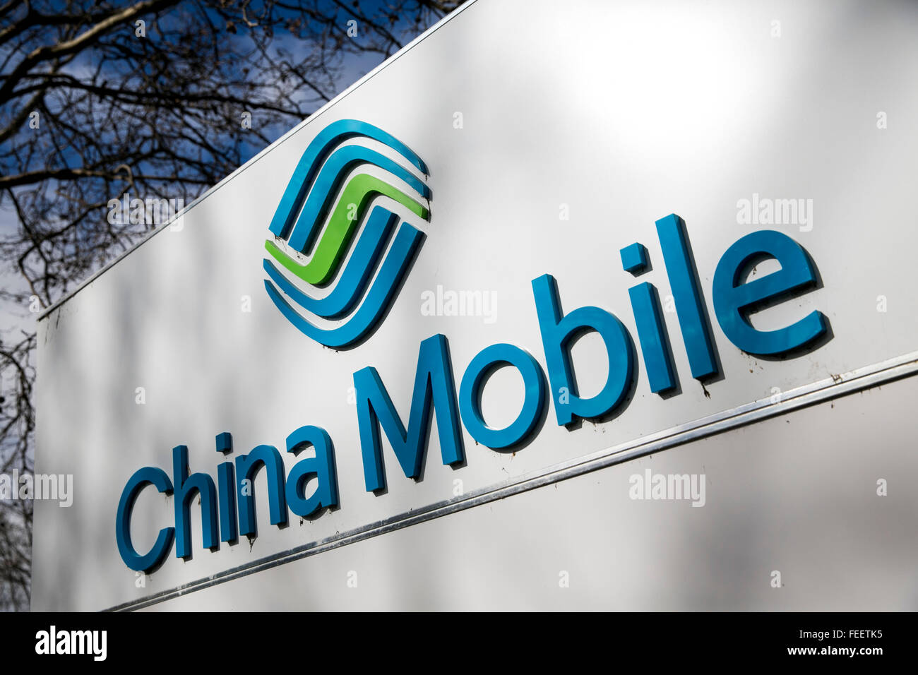 Un segno del logo al di fuori di una struttura occupata da China Mobile a Milpitas, California il 23 gennaio 2016. Foto Stock