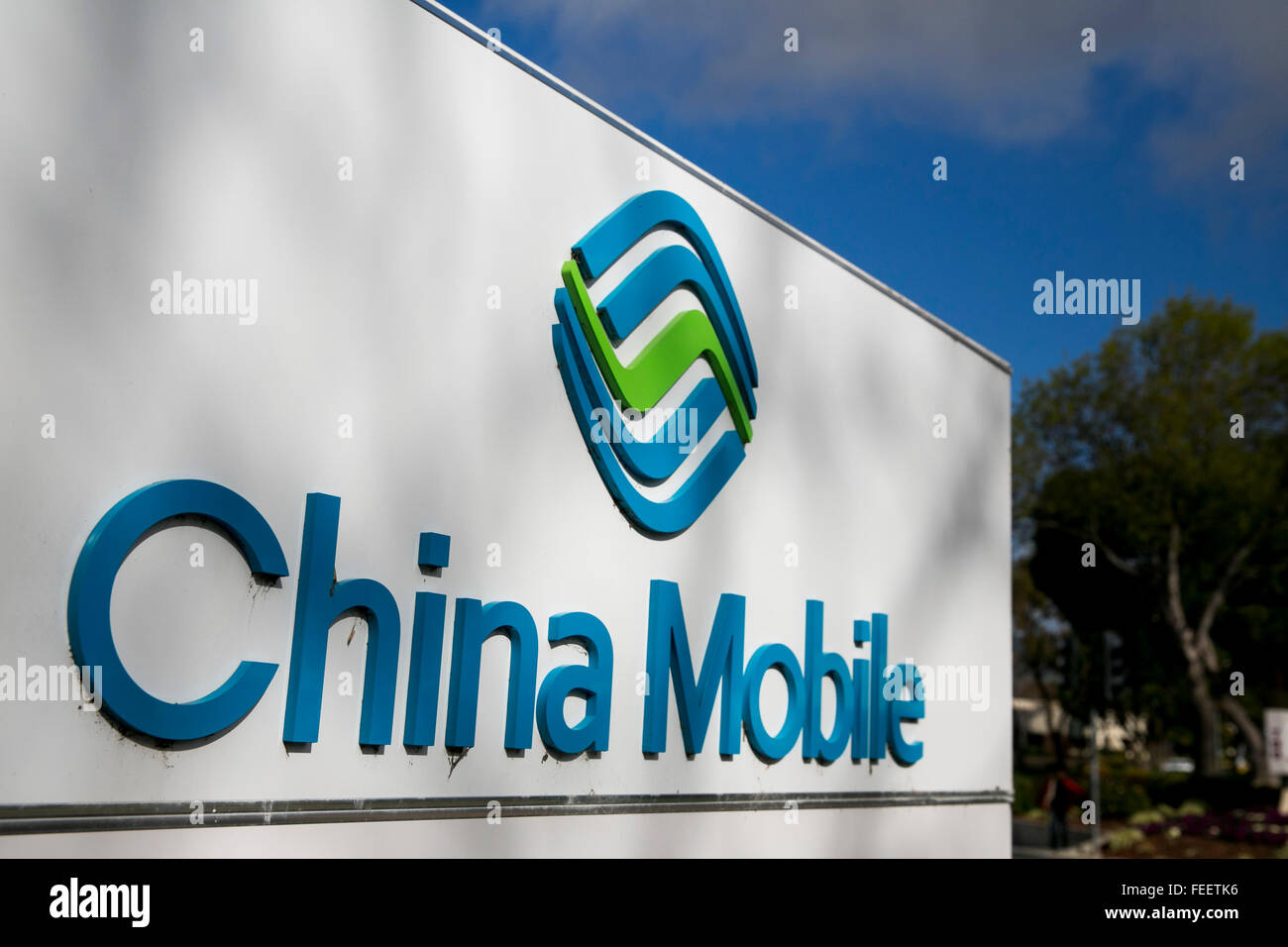 Un segno del logo al di fuori di una struttura occupata da China Mobile a Milpitas, California il 23 gennaio 2016. Foto Stock