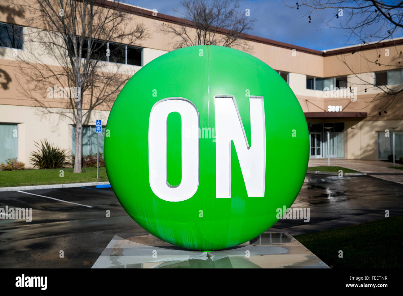 Un segno del logo al di fuori di una struttura occupata da On Semiconductor a Santa Clara, in California, il 23 gennaio 2016. Foto Stock