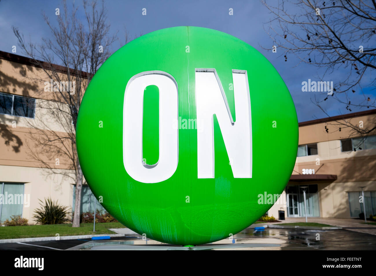 Un segno del logo al di fuori di una struttura occupata da On Semiconductor a Santa Clara, in California, il 23 gennaio 2016. Foto Stock