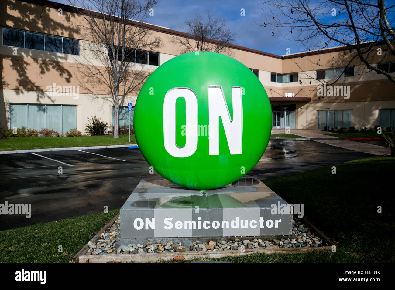 Un segno del logo al di fuori di una struttura occupata da On Semiconductor a Santa Clara, in California, il 23 gennaio 2016. Foto Stock