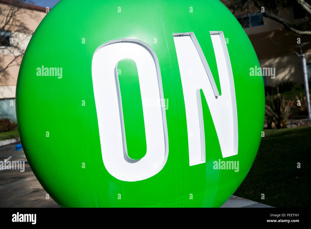 Un segno del logo al di fuori di una struttura occupata da On Semiconductor a Santa Clara, in California, il 23 gennaio 2016. Foto Stock