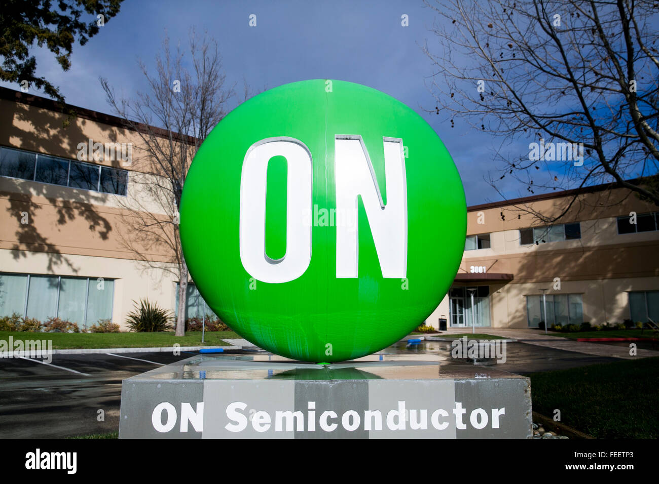 Un segno del logo al di fuori di una struttura occupata da On Semiconductor a Santa Clara, in California, il 23 gennaio 2016. Foto Stock