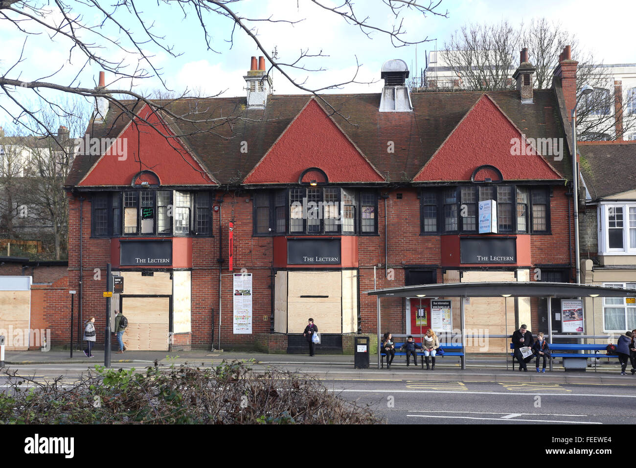 Il leggio in Pelham terrazza, Lewes Road, esegui uno squat, arresti in ordine di sfratto avviso county court intavolato fatiscente Foto Stock