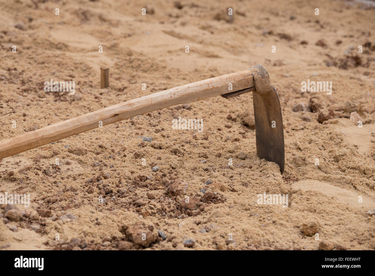 Terreno con una zappa al sito in costruzione Foto Stock