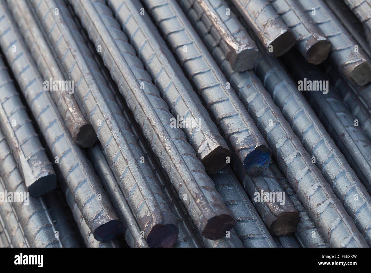Aste in acciaio o barre utilizzati per rinforzare cemento per la costruzione Foto Stock