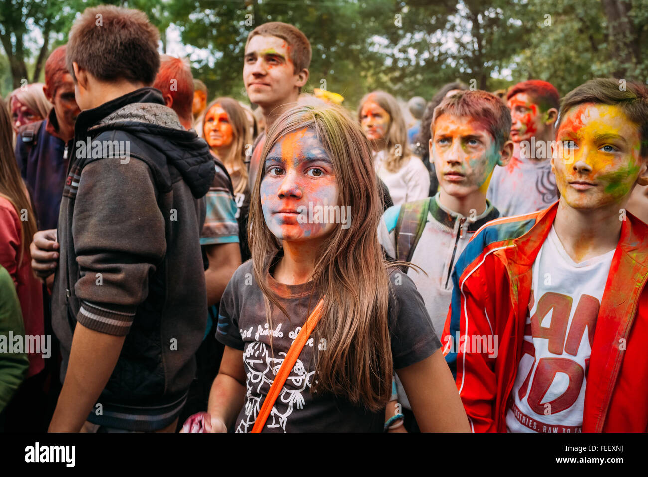 Gomel, Bielorussia - Settembre 12, 2015: i giovani per divertirsi e ballare insieme a Holi festival a colori in posizione di parcheggio Foto Stock