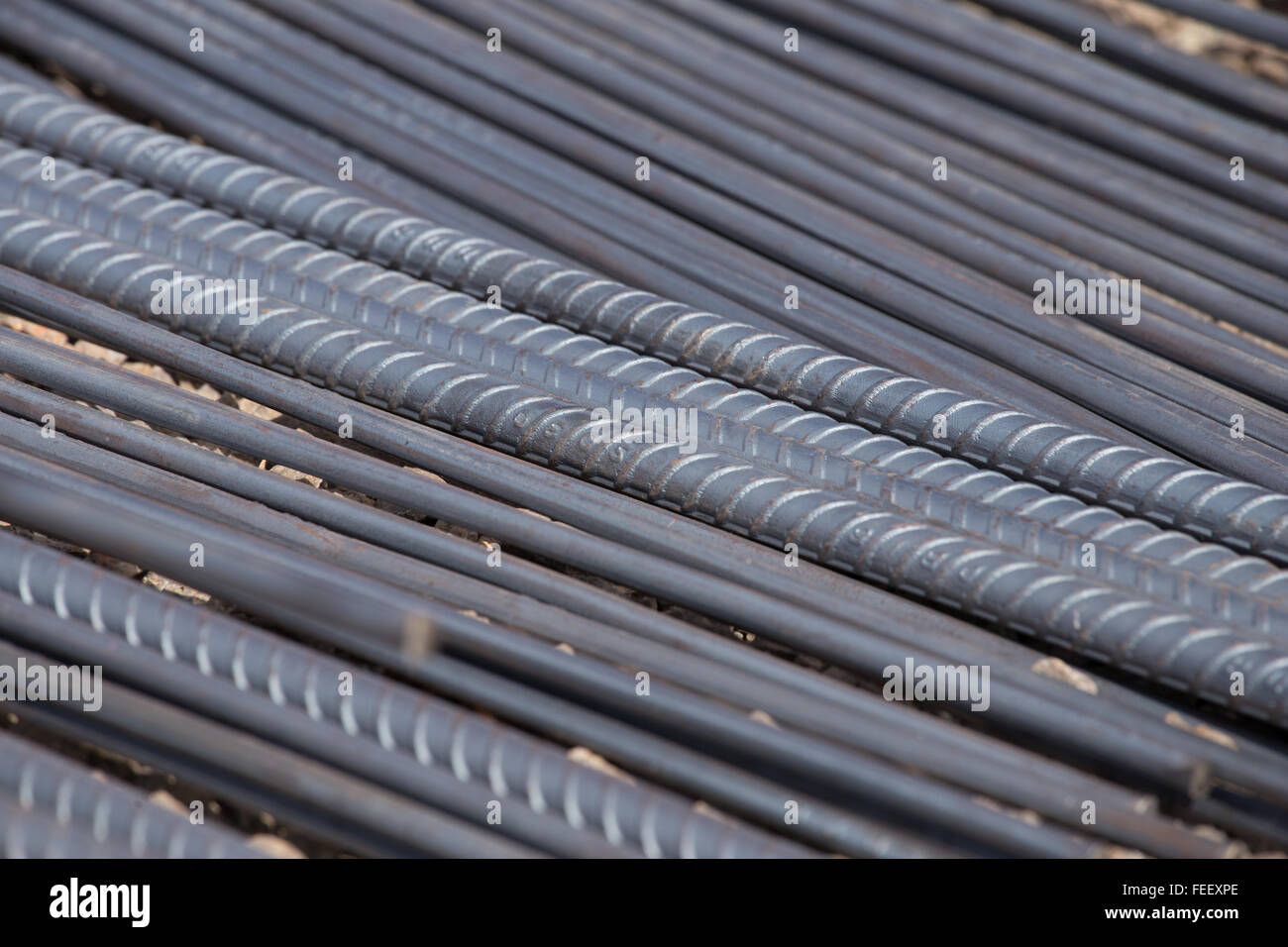 Aste in acciaio o barre utilizzati per rinforzare cemento per la costruzione Foto Stock