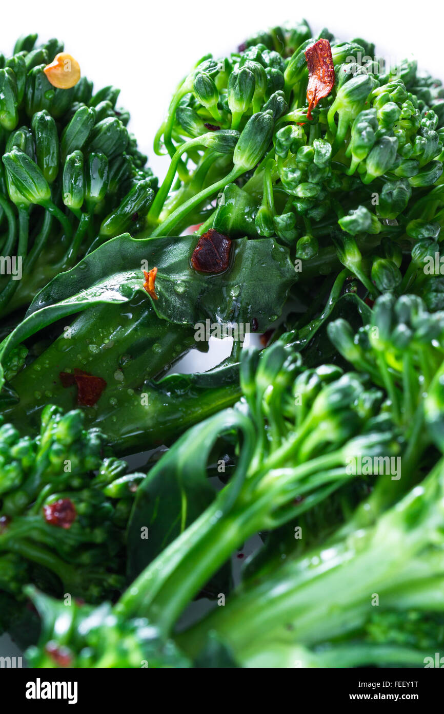 Close up di dettaglio di ciascuna flotta in questo organico broccolini con condimenti colorati Foto Stock