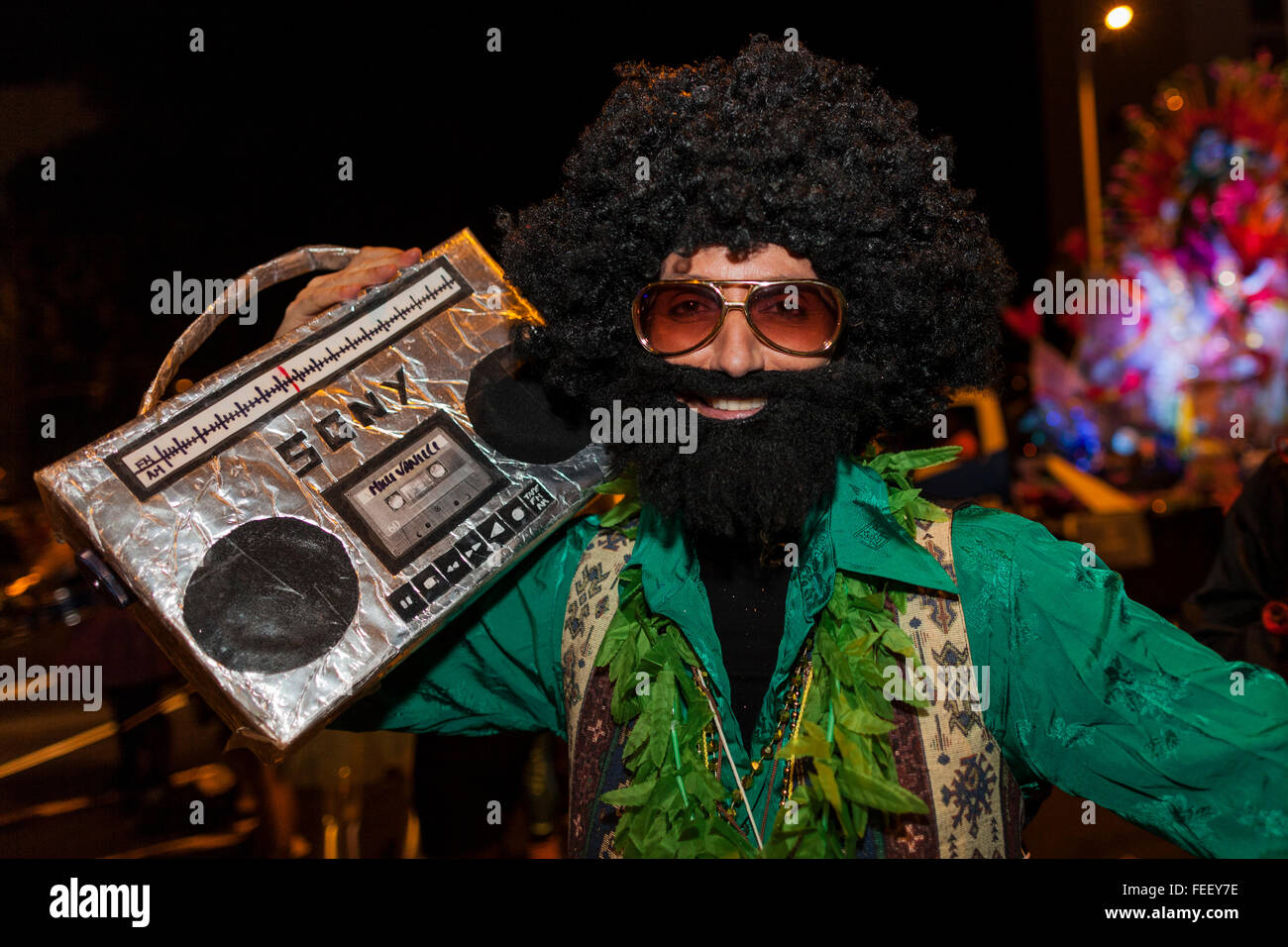 Santa Cruz di Tenerife. 5 Feb 2016. Caratteri, ballerini e galleggia in apertura sfilata di carnevale di Santa Cruz de Tenerife. Migliaia di persone in gruppi di ballerini, murgas, comparsas, e in generale il fancy dress celebrare l'inizio ufficiale per il Carnevale con la notte sfilano per le strade di Santa Cruz. Foto Stock