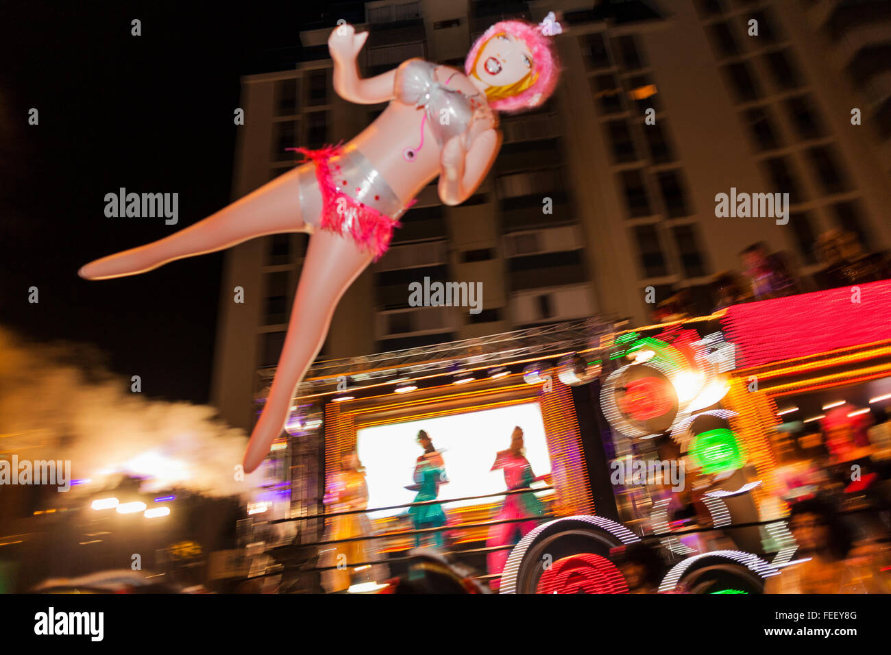 Santa Cruz di Tenerife. 5 Feb 2016. Caratteri, ballerini e galleggia in apertura sfilata di carnevale di Santa Cruz de Tenerife. Migliaia di persone in gruppi di ballerini, murgas, comparsas, e in generale il fancy dress celebrare l'inizio ufficiale per il Carnevale con la notte sfilano per le strade di Santa Cruz. Foto Stock