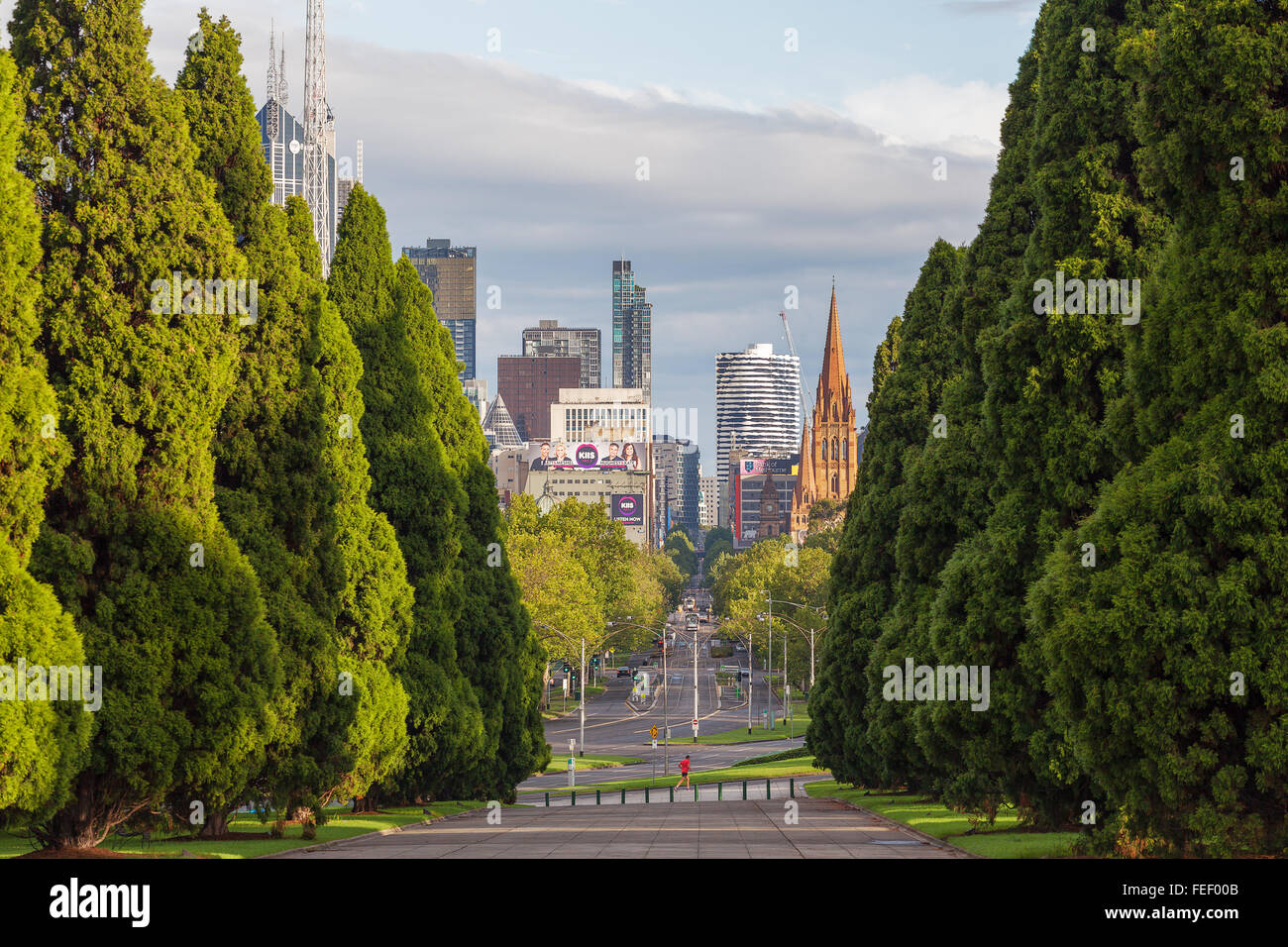 MELBOURNE - Jan 31 2016: vista di Melbourne CBD dal Tempio della Rimembranza (una persona in esecuzione) Foto Stock