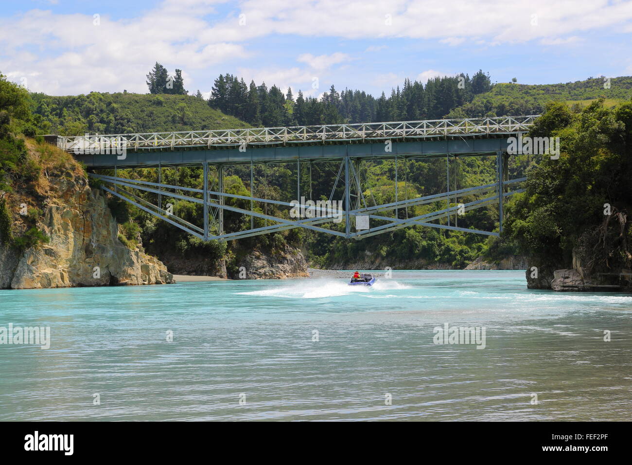 Un uomo operando il suo jet boat sul fiume Rakaia Windwhistle vicino a Canterbury, Nuova Zelanda. Foto Stock