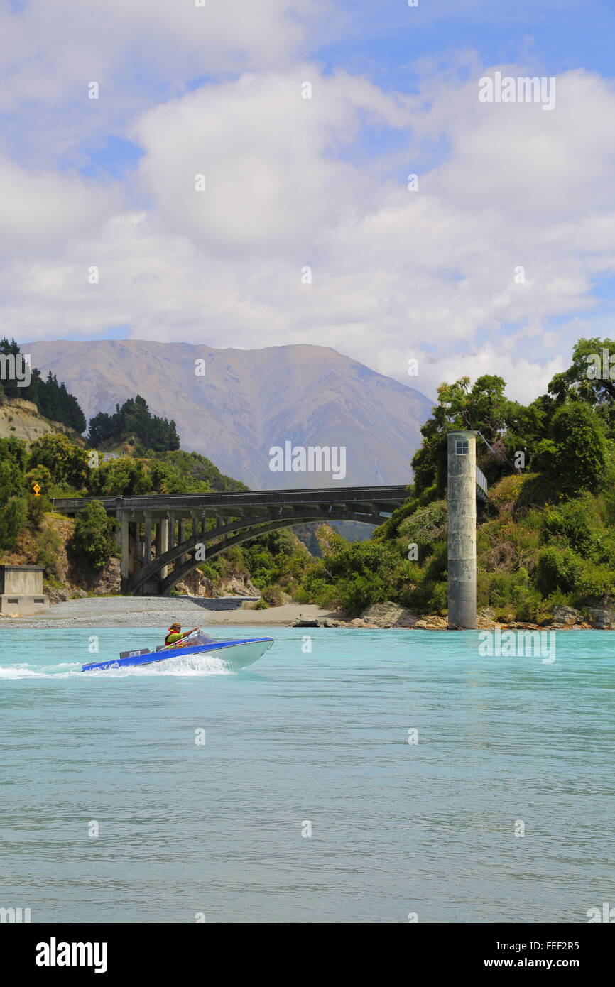 Un uomo operando il suo jet boat sul fiume Rakaia Windwhistle vicino a Canterbury, Nuova Zelanda. Foto Stock