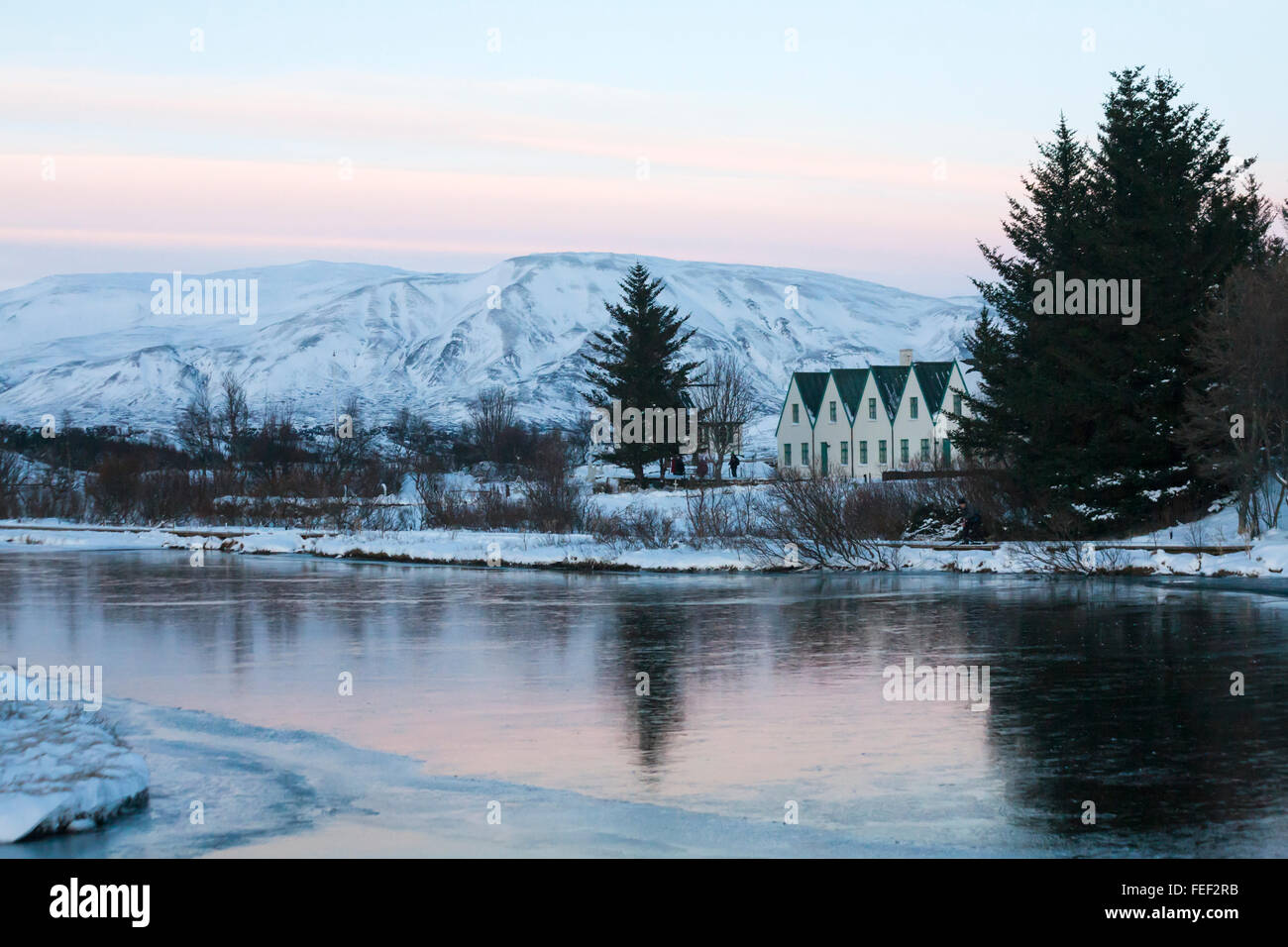 Thingvellir Thingvallabaer agriturismo, residenza estiva ufficiale dell'Islanda´s primo Ministro, Parco Nazionale Thingvellir al tramonto in Islanda nel mese di gennaio Foto Stock
