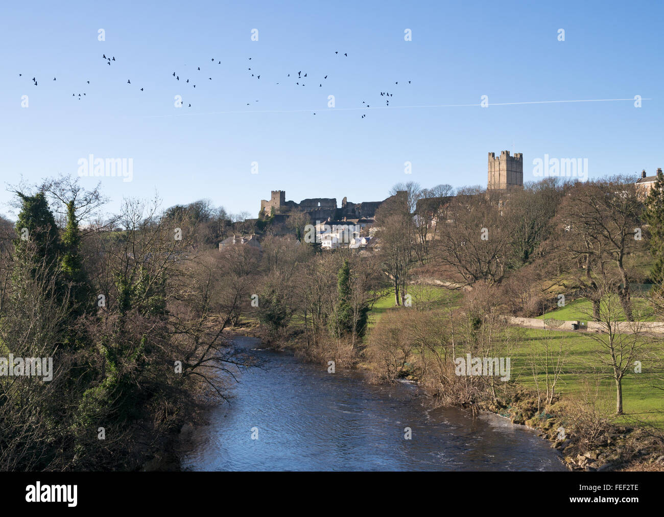 Uno stormo di uccelli sorvolano Richmond Castle e il fiume Swale, North Yorkshire, Inghilterra, Regno Unito Foto Stock