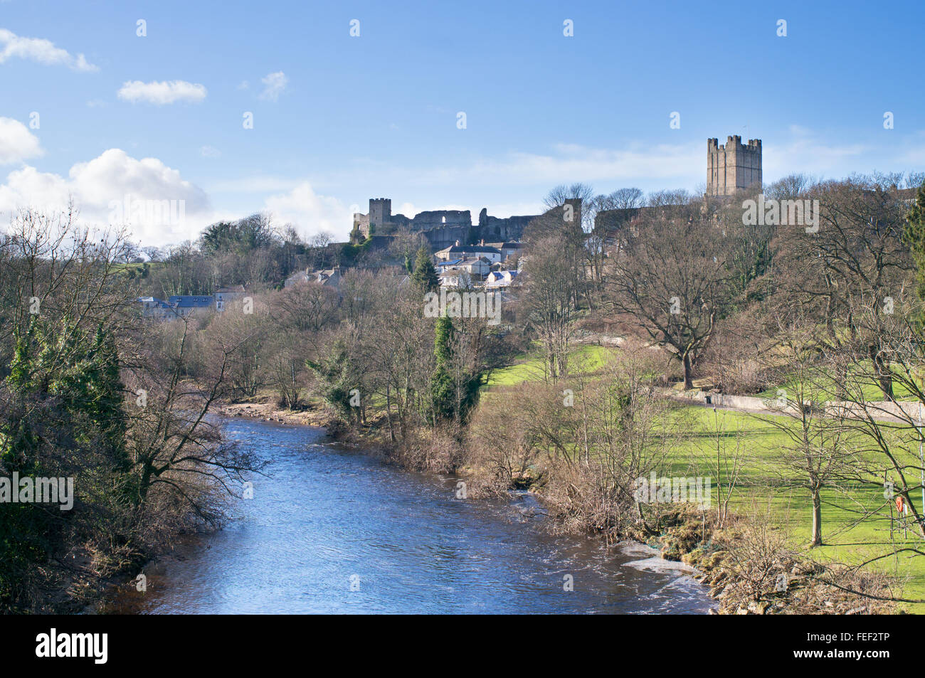 Richmond Castle e il fiume Swale, North Yorkshire, Inghilterra, Regno Unito Foto Stock