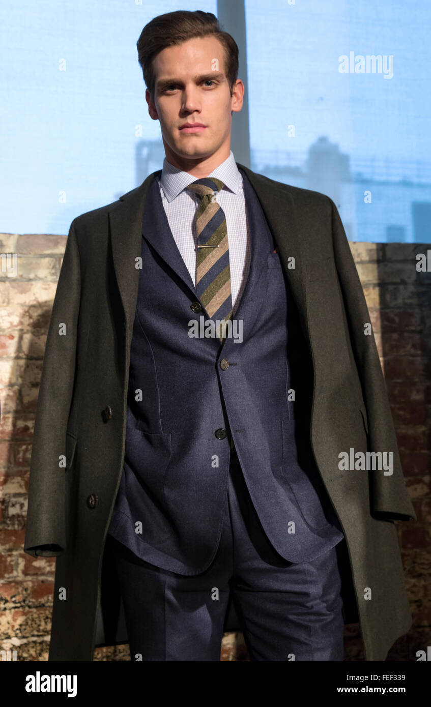 NEW YORK, NY - Febbraio 4, 2016: Sean Harju pone a Hickey Freeman presentazione durante la settimana della moda di New York uomini F/W 2016 Foto Stock