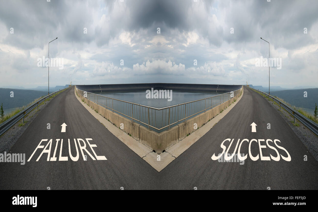 Concetto di scelta con incrocio spliting in due modi, scegliere il guasto o la strada di successo nel modo corretto Foto Stock