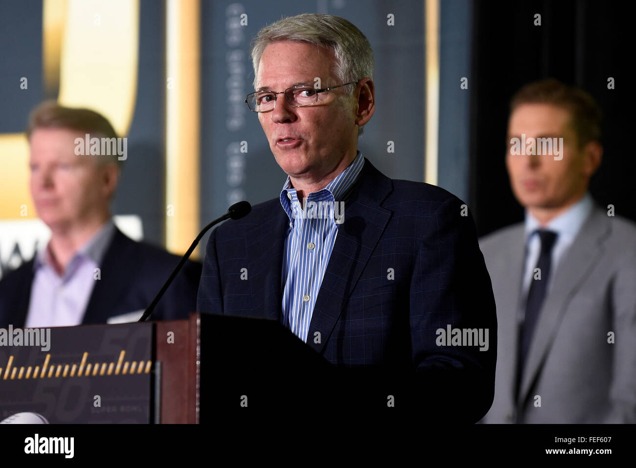 Lunedì, 1 Febbraio 2016: Sean McManus presidente della CBS Sports parla ai membri dei media durante il giorno di apertura di conferenze stampa per la National Football League Super Bowl 50 tra il Denver Broncos e Carolina Panthers al Moscone Center di San Francisco, California. Eric Canha/CSM Foto Stock