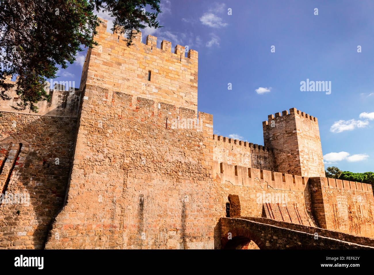 Parete esterna e torri del castello di Lisbona (Castelo de Sao Jorge). Foto Stock