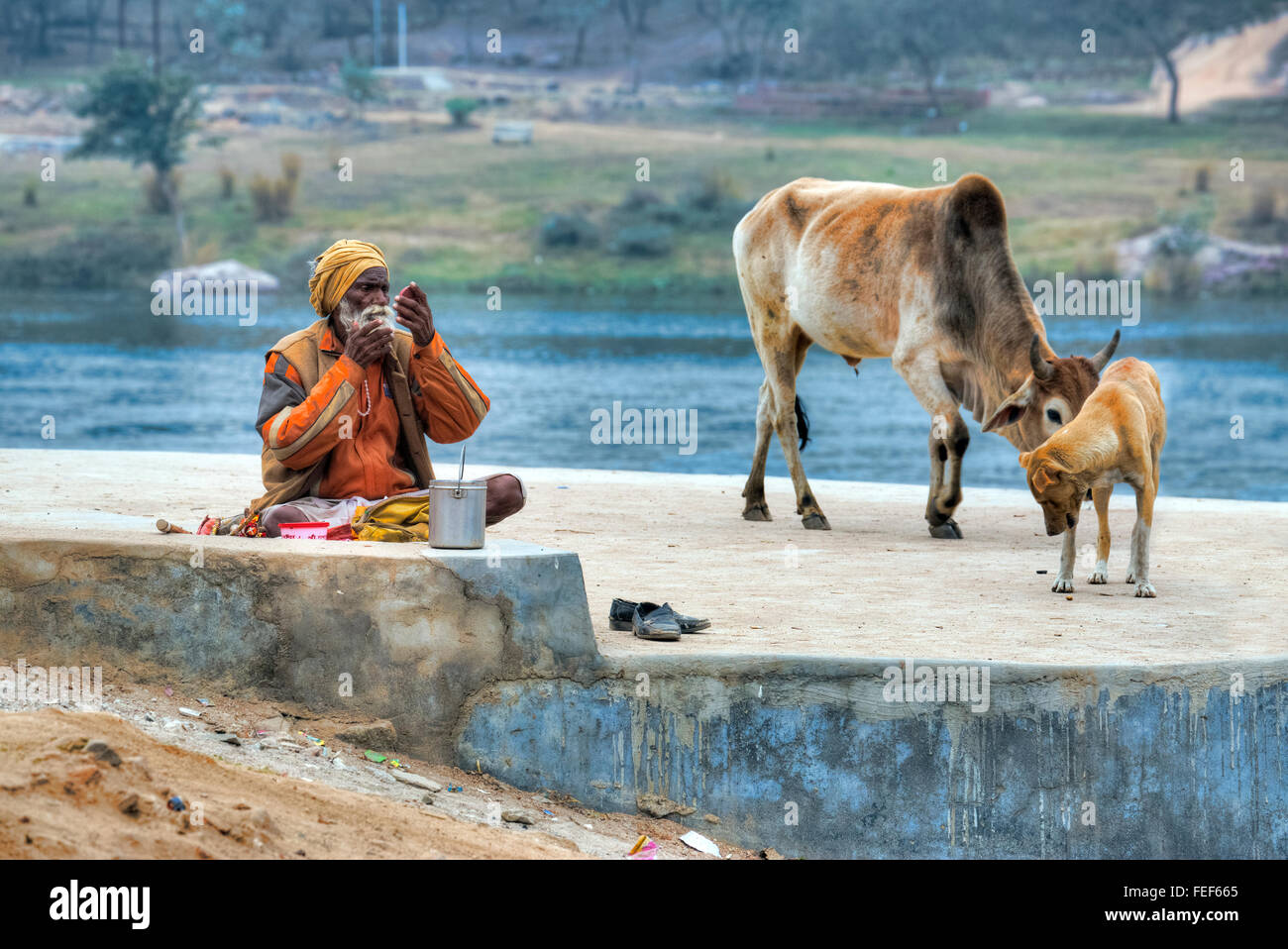 Igiene personale presso le sponde del fiume di Betwa in Orchha, Madhya Pradesh, India, Asia del Sud Foto Stock